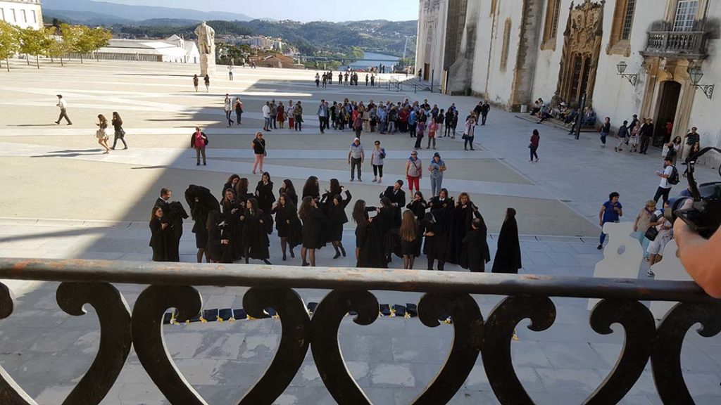 Portugal. Coimbra. Studenter i tradisjonelle kapper på universitetsplassen. Foto