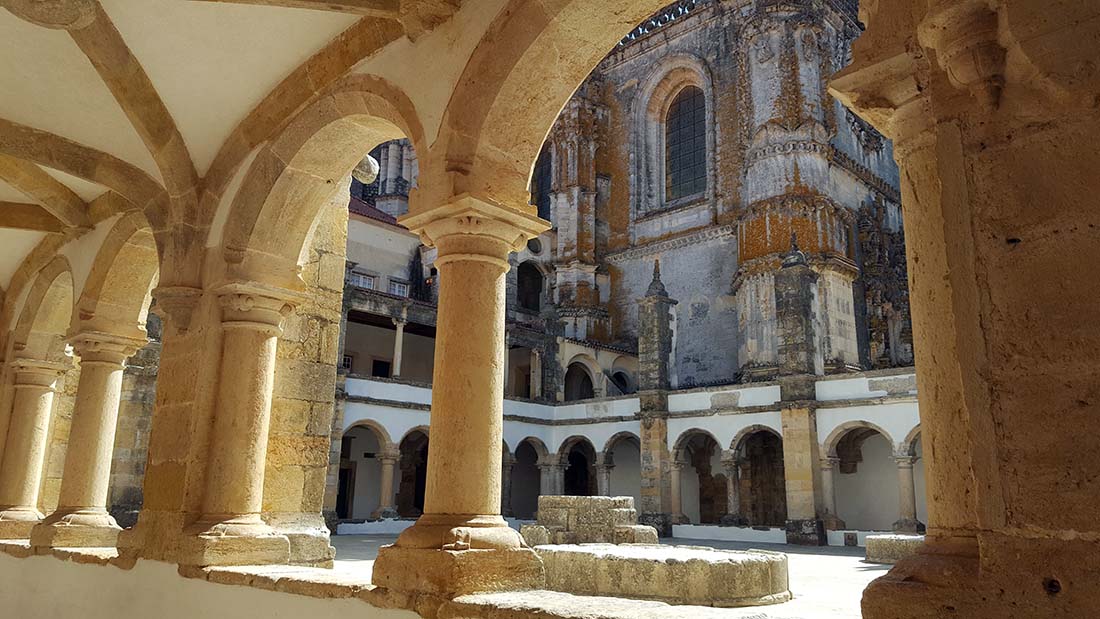 Portugal. Tomar. Klostergården i Kristus-klosteret. Foto