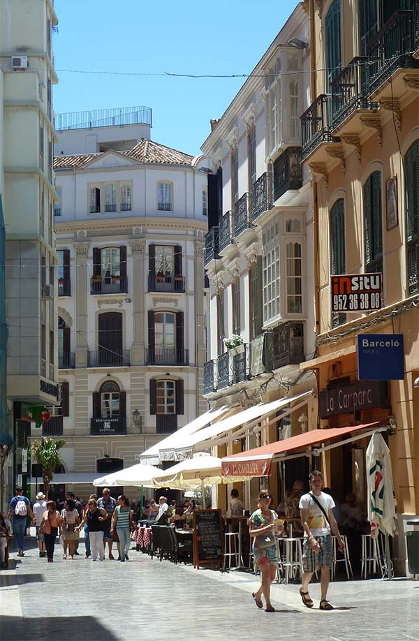 Spania. Andalucia. En gate i sentrum av Malaga. Foto