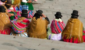 Bolivia, La Paz. Kvinner i tradisjonelle drakter. Foto