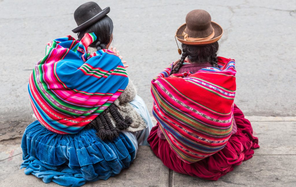 Bolivia, folkekultur. Damer med tradisjonelle klær. Foto.
