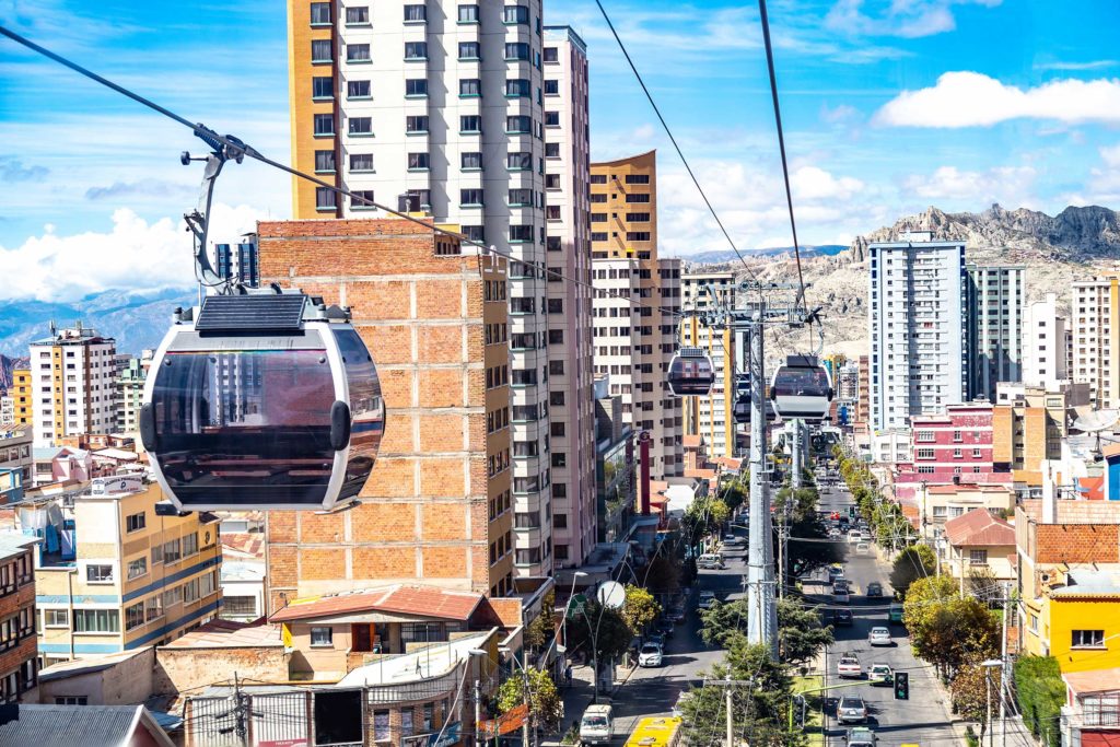 Bolivia, La Paz. Gondolbane, vogner som beveger seg over en sentrumsgate. Foto