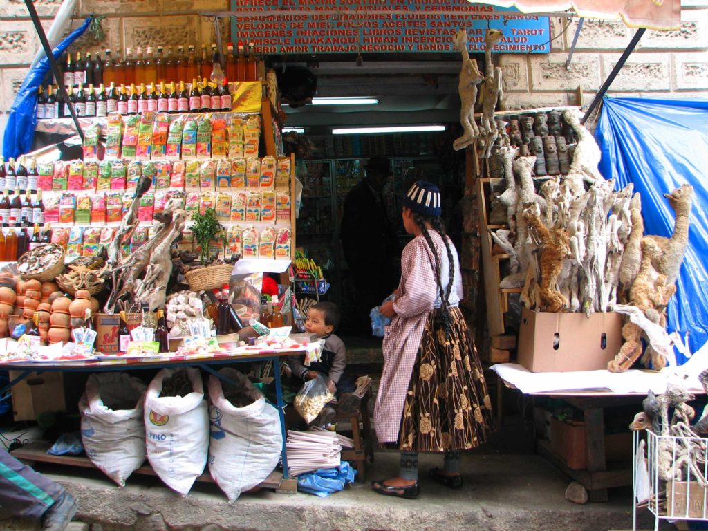 Bolivia, La Paz. Heksemarkedet. Inngang til butikken og utstilte varer. Foto
