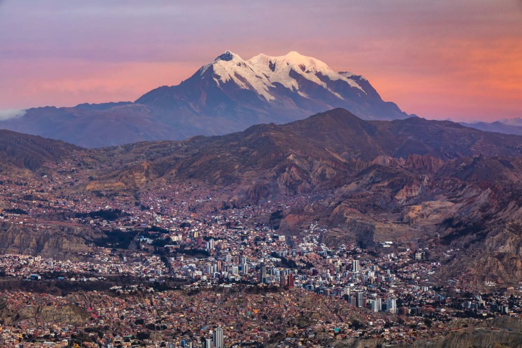 Bolivia, La Paz. Solnedgang over byen og Illimai-fjellet. Foto