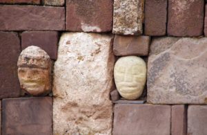 Bolivia, Tiwanaku arkeologiske komplekset (UNESCO). Tempelmur med hoder hogget i stein. Foto