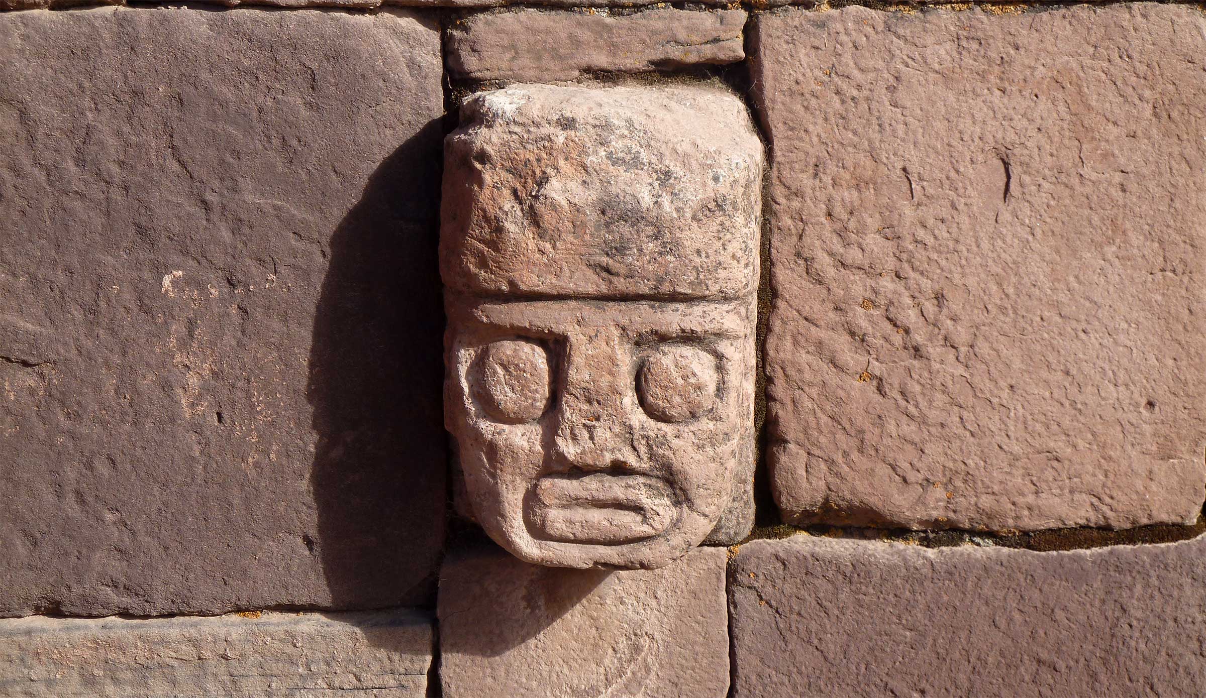 Bolivia, arkeologiske komplekset Tiwanaku. Hodet hogget i stein i muren. Foto