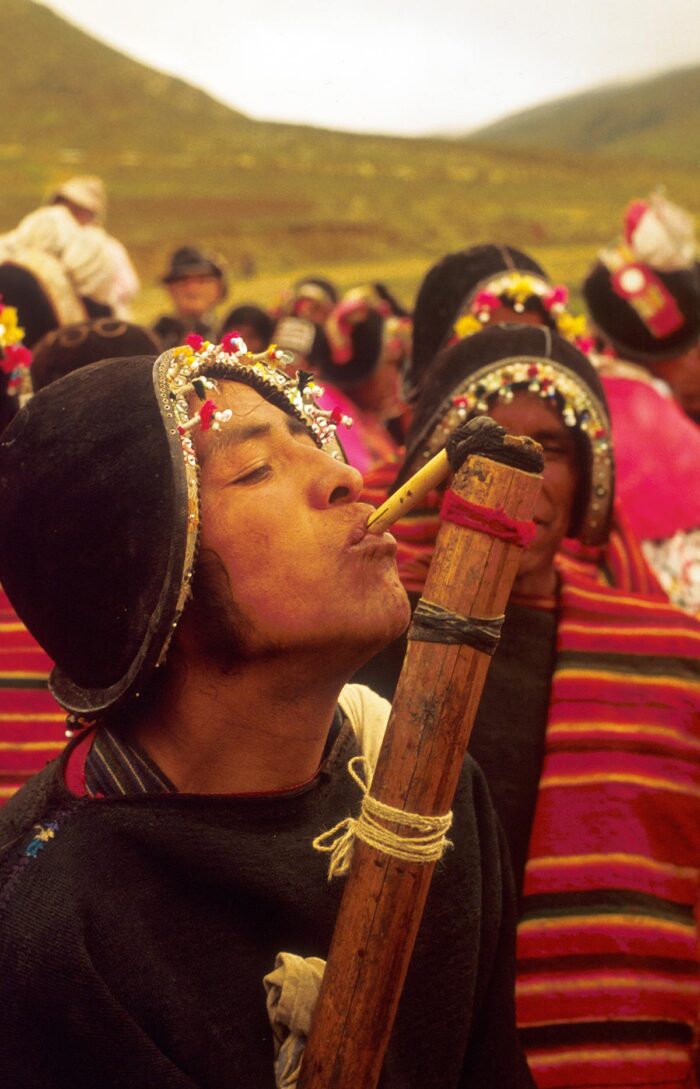 Bolivia. En mann i klær fra Chuquisaca spiller tradisjonell instrument tokhoro. Foto