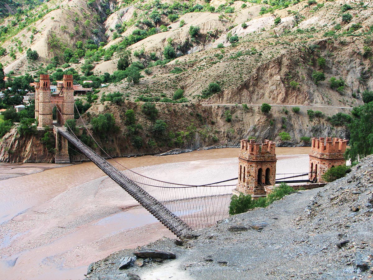 Bolivia. Brua Puente Mendez over elven Picomayo. Foto