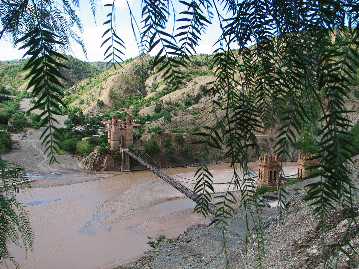 Bolivia. Brua Puente Mendez over elven Picomayo. Foto