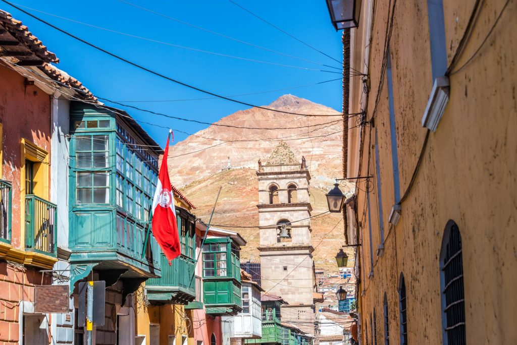 Bolivia. Kolonibyen Potosi (Unesco). Gate med utsikt til toppen av Cerro Rico med sølvgruven. Foto