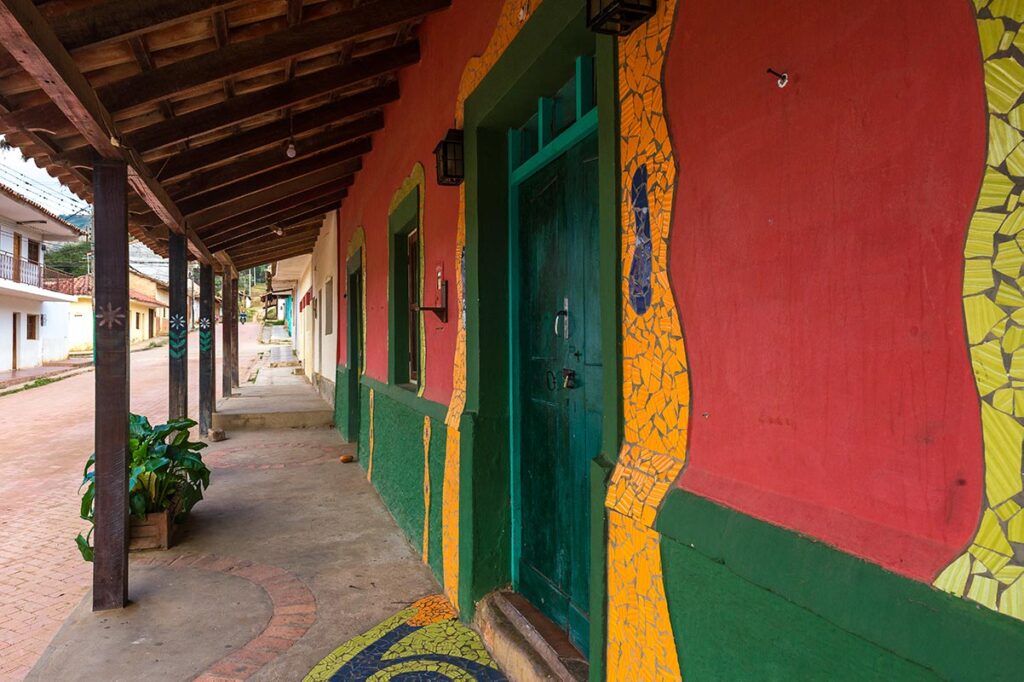 Bolivia. Santa Cruz. Samaipata. En gate med fargerike hus. Foto