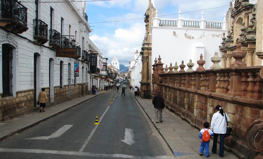 Bolivia. Sucre. En gate i gamlebyen. Foto