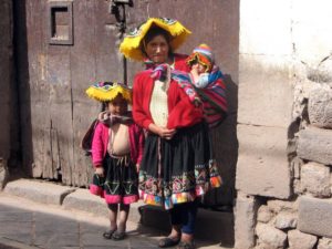 Peru. Cusco. Mor og barn med tradisjonelle klær. Foto