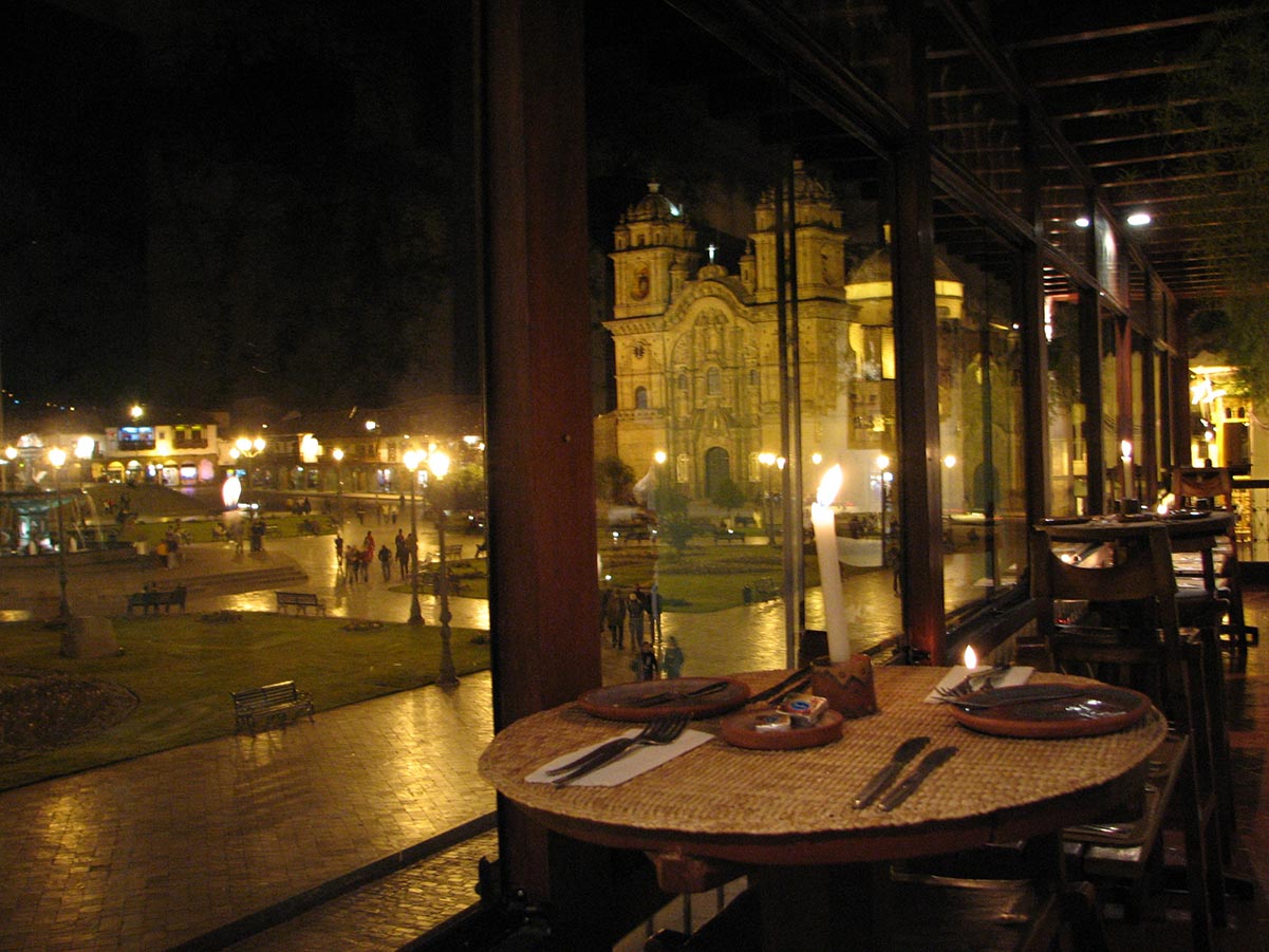 Peru. Cusco. Restaurantbord med utsikt til katedralen. Foto