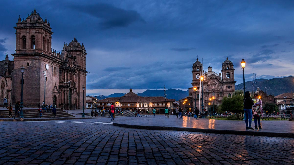 Peru.Cusco. Plaza de Armas om kvelden. Foto