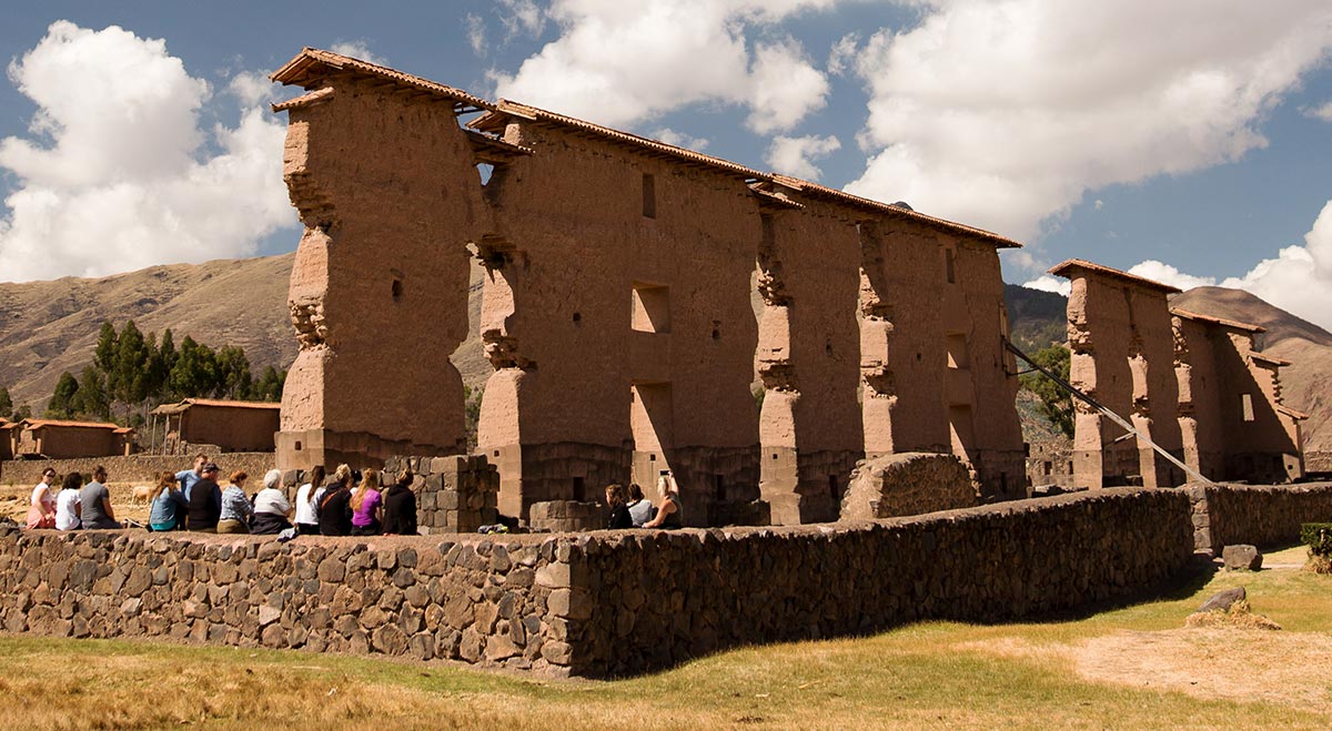 Peru. Raqchi - ruiner av Wiracocha-tempelet. Foto