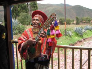 Peru. Togreise mellom Cusco og Puno med turittoget. Underholdning om bord. Foto