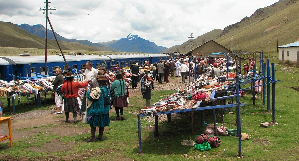 Peru. Togreise Puno - Cusco. Stopp på markedet i La Raya. Foto