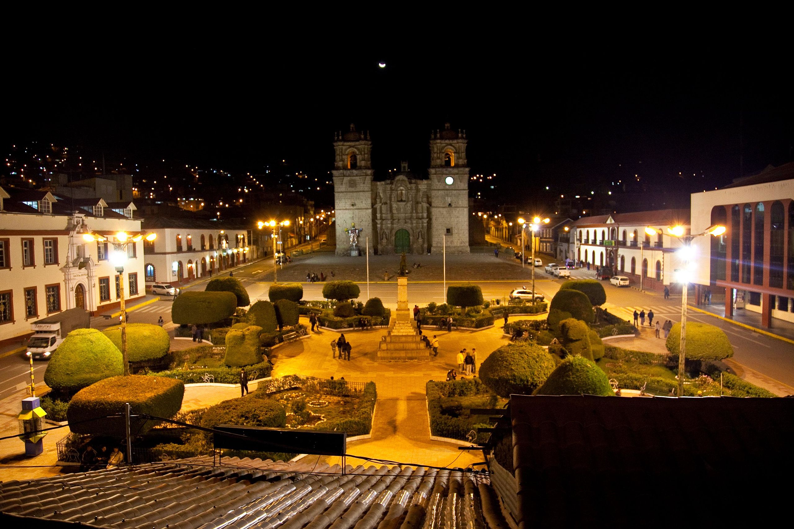 Peru. Puno. Katedral om kvelden. Foto