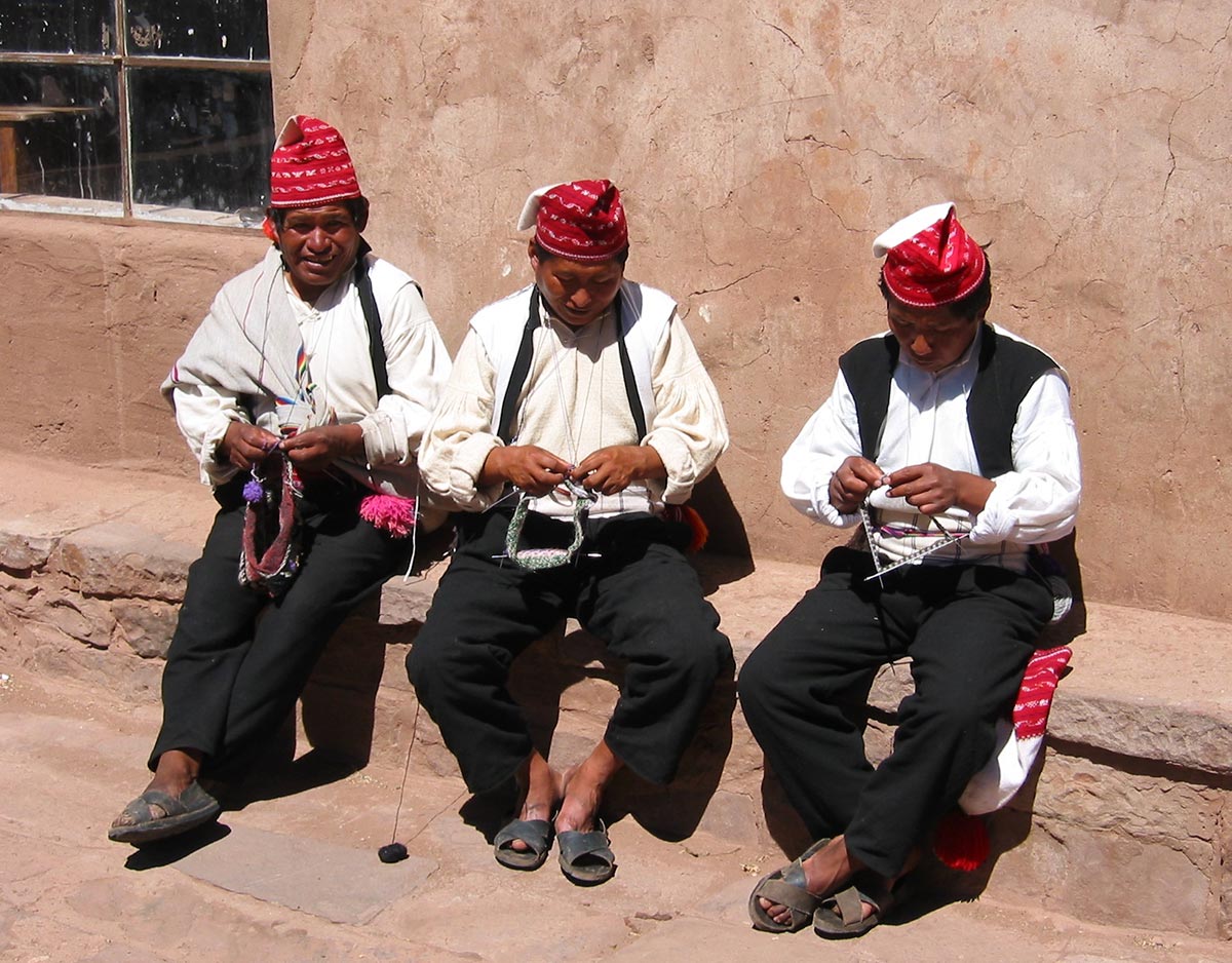 Peru. Titicaca. Taquile-øya. Men lager tradisjonelle tekstiler. Foto