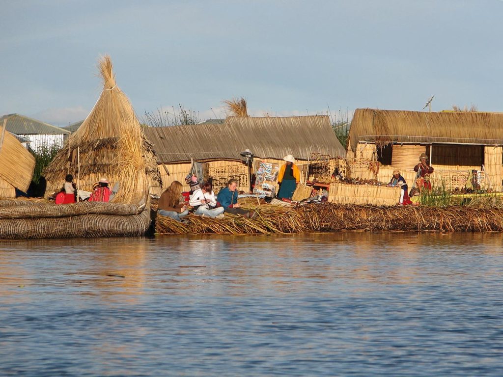 Peru. Titicaca. Turister og lokalbefolkning på flytende sivøyer Uros. Foto