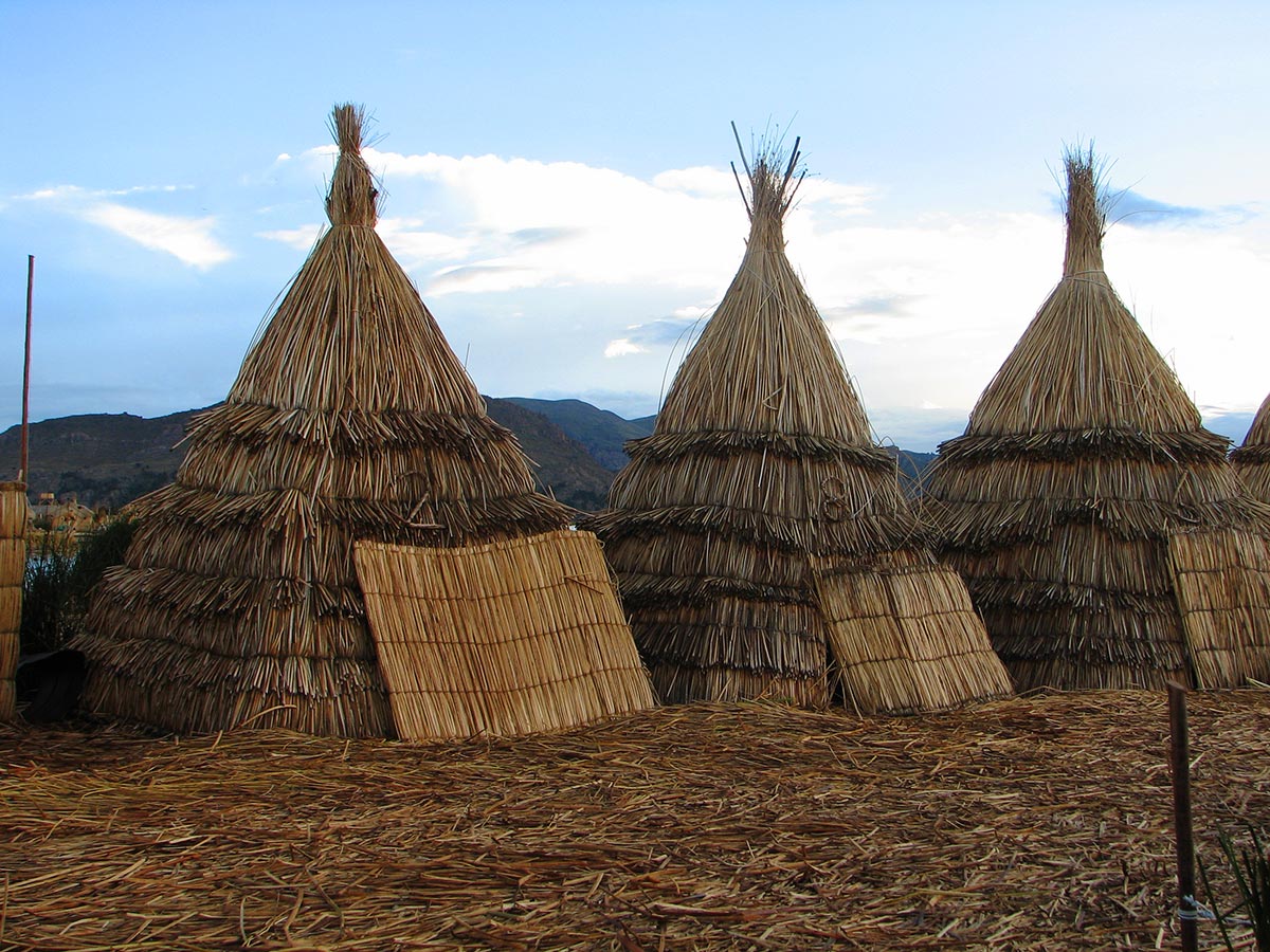 Peru. Titicaca. Tradisjonelle hus laget av siv. Foto