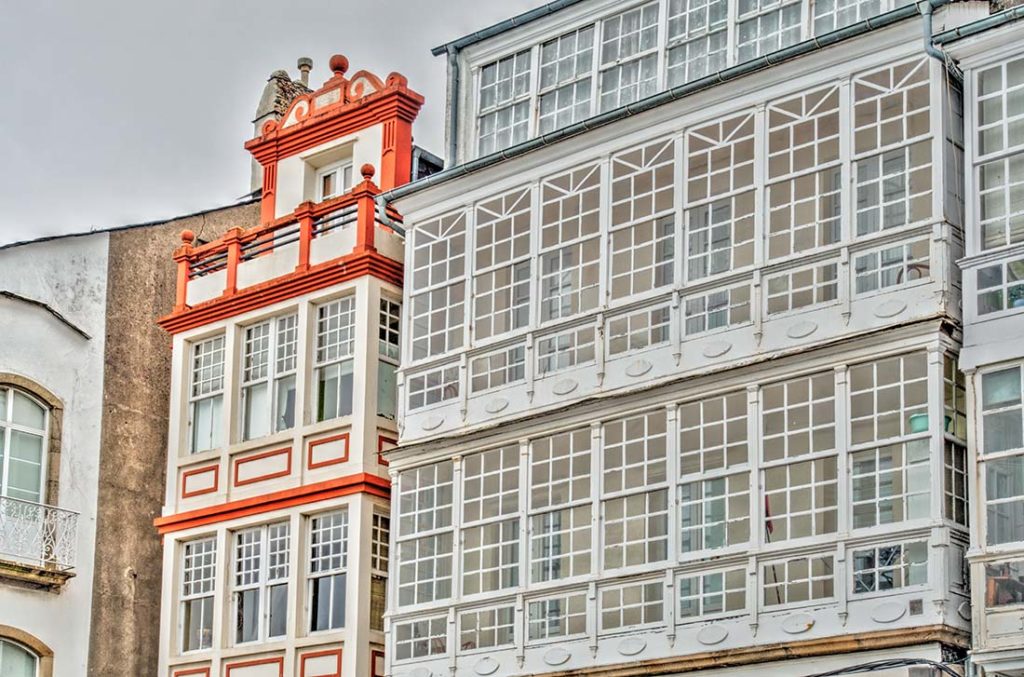 Spania. Viveiro. Typiske glassterrasser. Foto