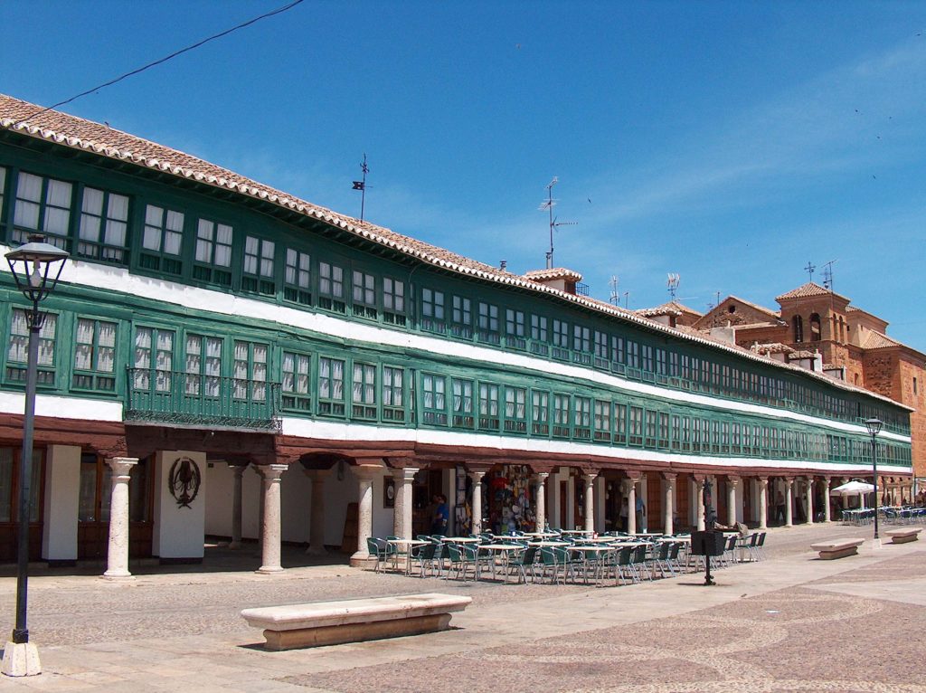 Torget i landsbyen Almagro, La Mancha, Spania. FotoTorget. Foto