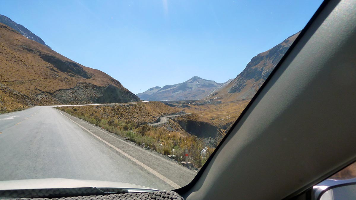 Bolivia. Veien fra La Paz til Las Yungas gjennom høysletten Altiplano. Foto