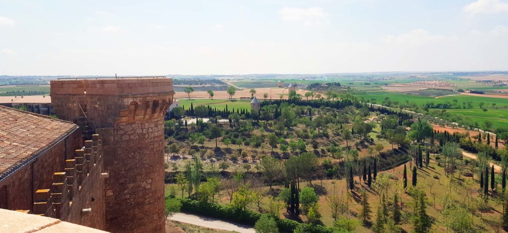 Utsikt til vindmøller i landsbyen Belmonte fra borgen. Belmonte, La Mancha, Spania. Foto