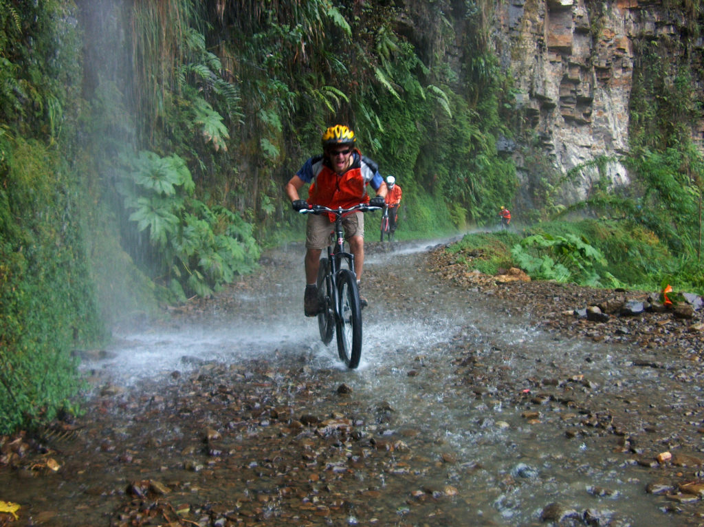 Bolivia. En syklist på den gamleveien fra La Paz til Las Yungas, El Camino de la muerte som er populær for syklister. Foto