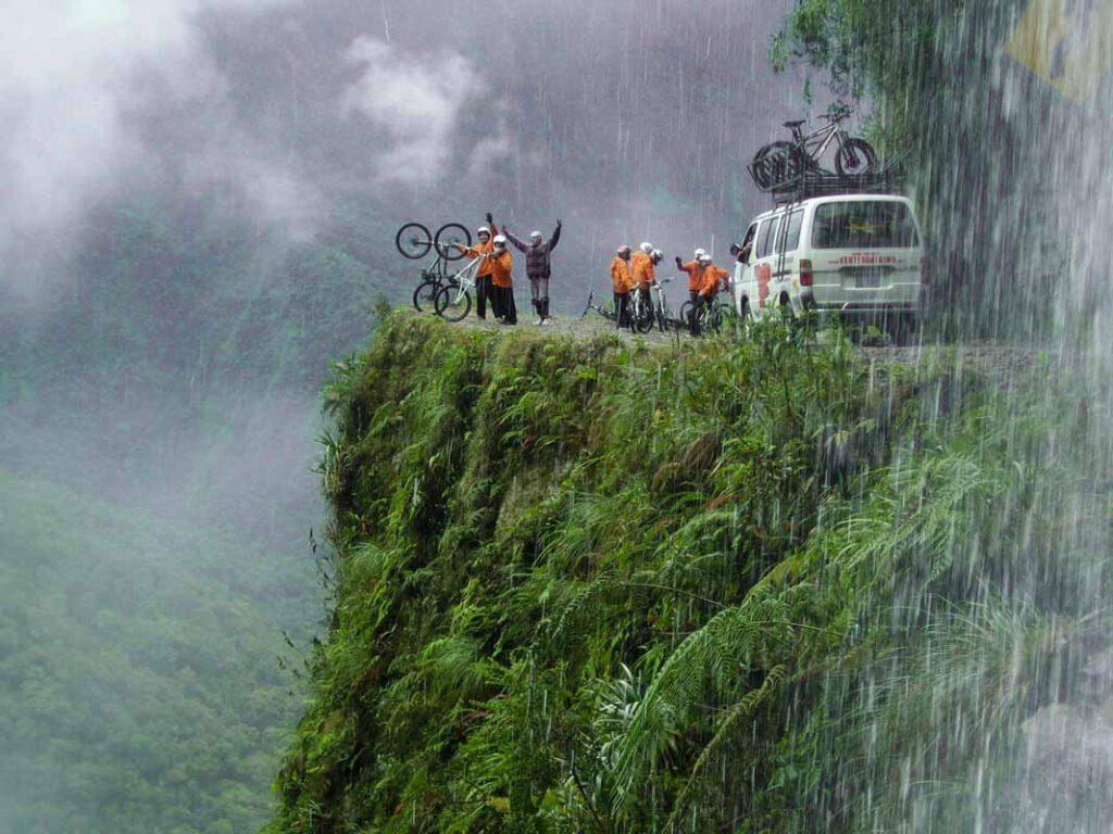 Bolivia. Syklister ved en bratt veikant på gamleveien fra La Paz til Las Yungas. Foto