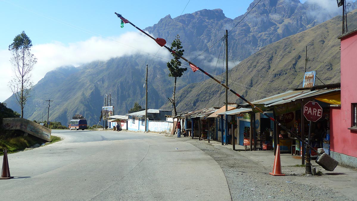 Bolivia. Stoppestedet El Pongo før avkjøring til gamleveien til Las Yungas, El Camino de la muerte. Foto