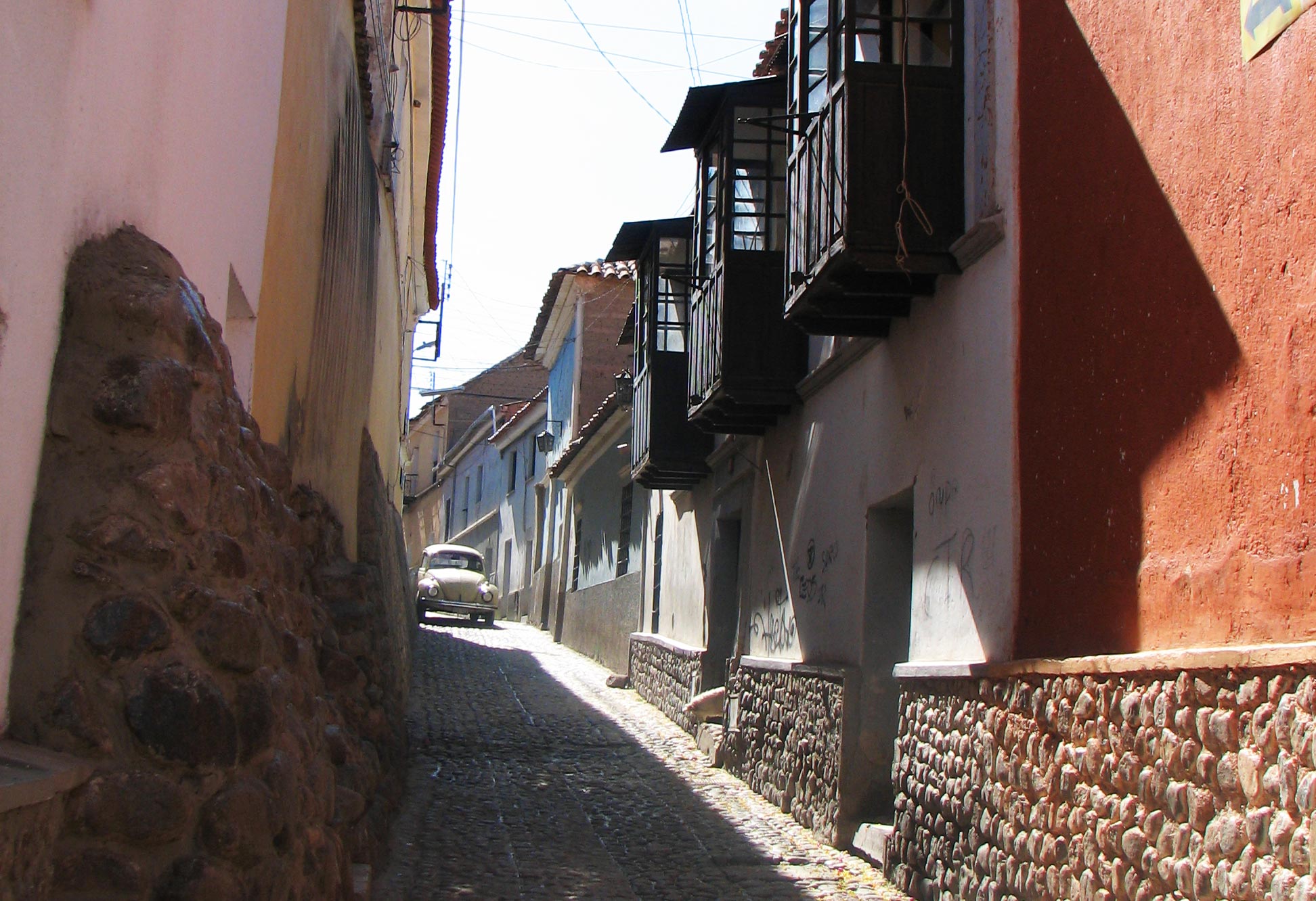 Bolivia. Potosi. En gate i gamlebyen. Foto