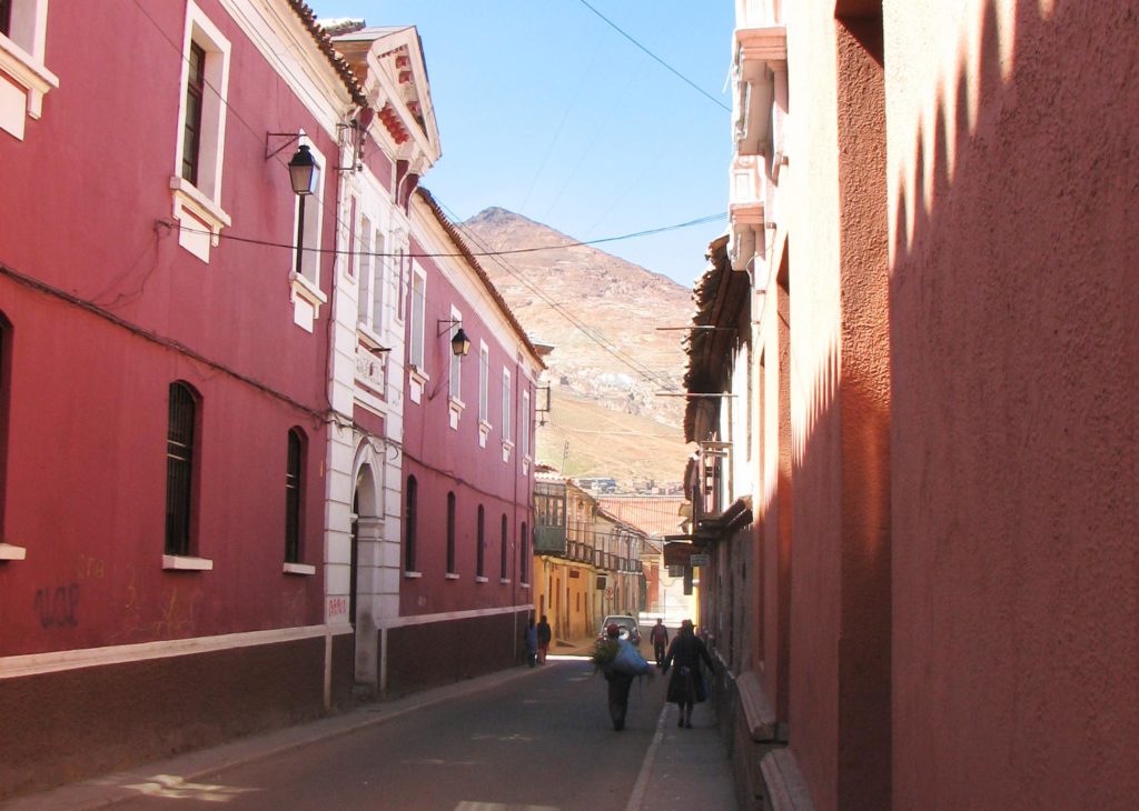 Bolivia. Byen Potosi. Gate med utsikt til fjellet Cerro Rico med sølvgruvene. Foto