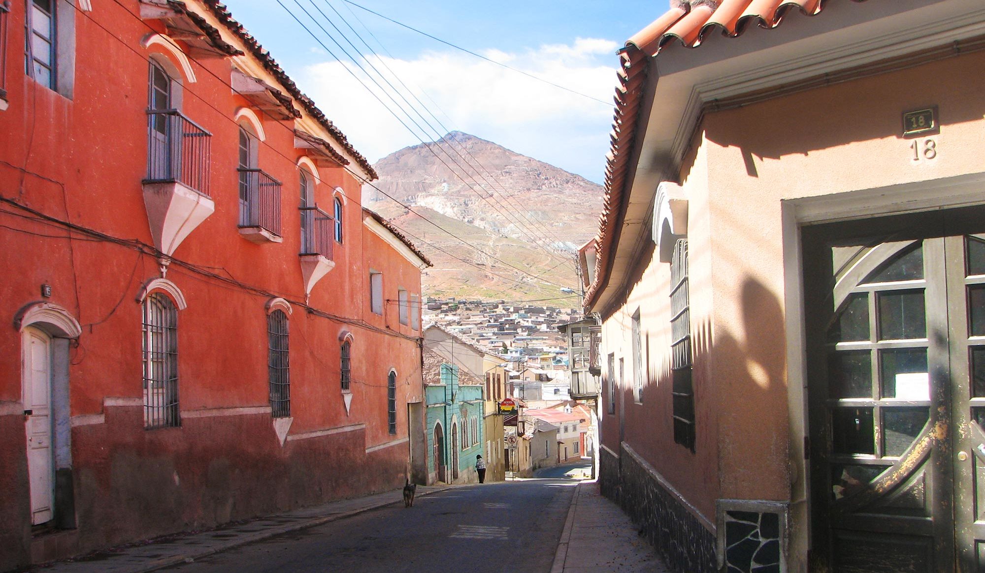 Bolivia. Byen Potosi. Gate med utsikt til toppen av Cerro Rico der sølvgruven befinner seg. Foto