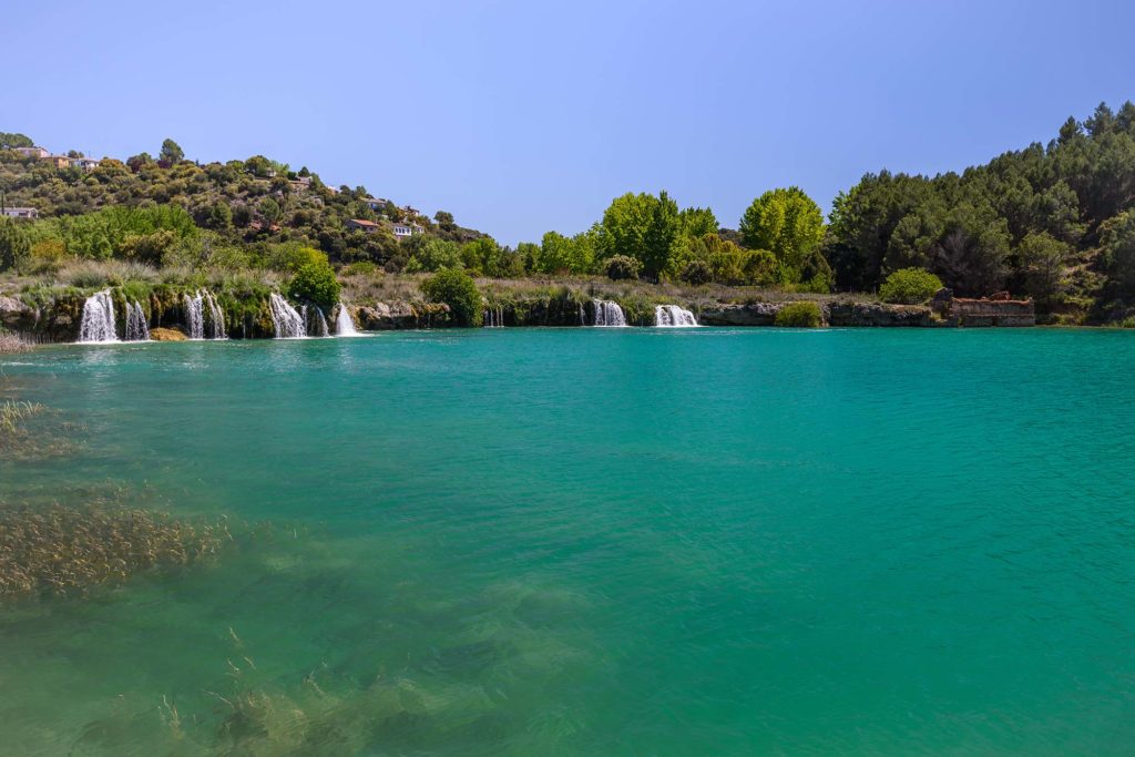 Landskap med en innsjø i Nasjonalparken Lagunas de Ruidera, La Mancha, Spania. Ruidera-sjøene er også nevn i Don Quijote. Foto
