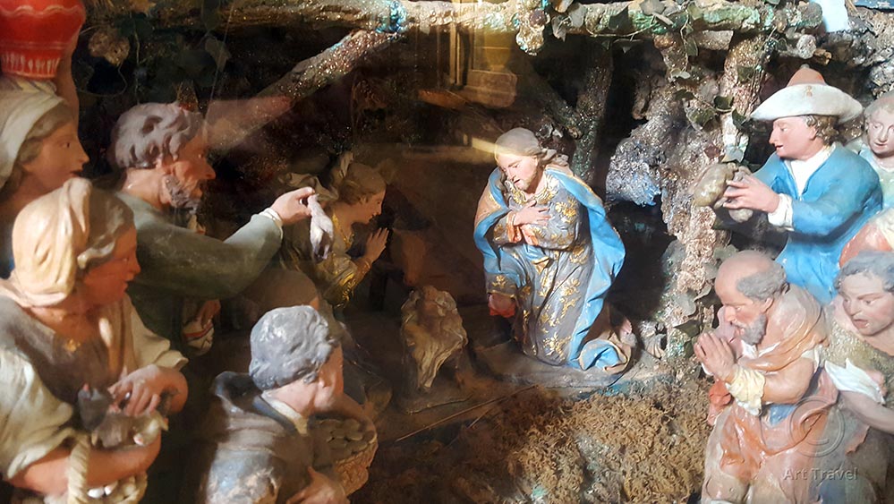 Julekrybbe i Santa Cruz-klosteret. Midtre delen med Josef, Maria, Jesu-barnet og gjetere som kommer med gaver. Foto