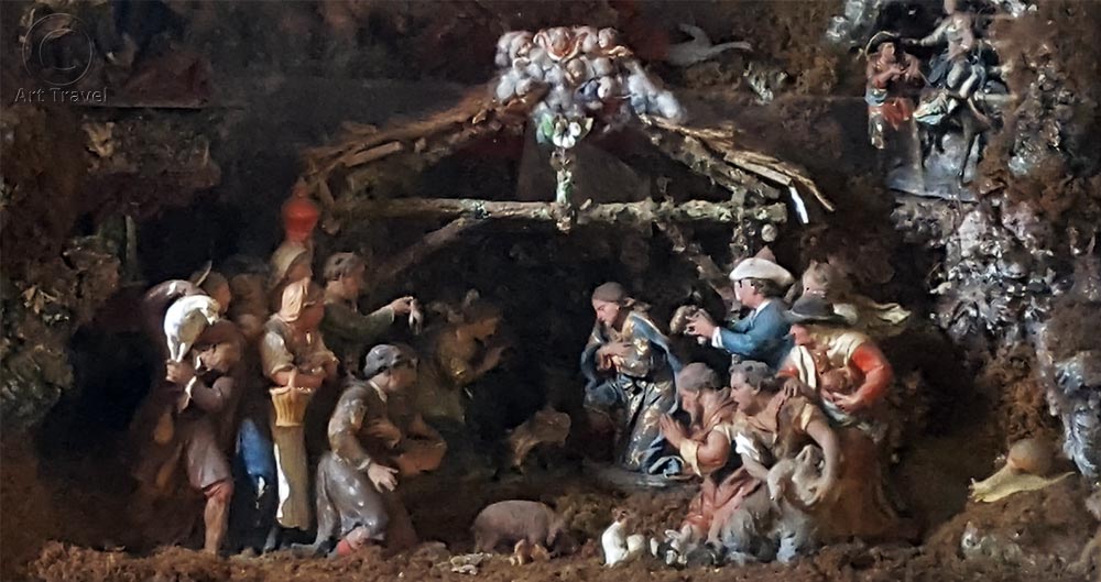 Julekrybbe i Santa Cruz-klosteret i Portugal. Gjetere kommer med gaver til Jesu-barnet. Foto