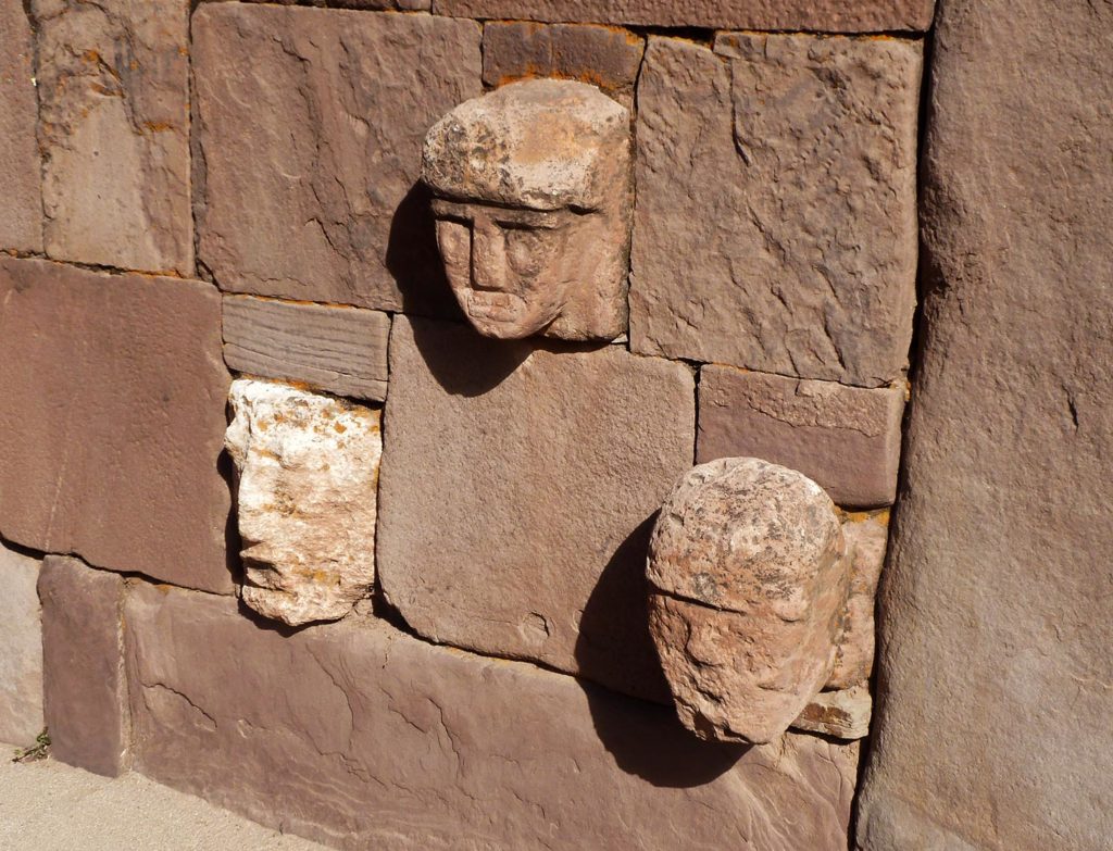 Tiwanaku arkeologiske komplekset (UNESCO). Det sunkne tempelet eller gårdsplassen ved Kalasasaya-tempelet. Foto