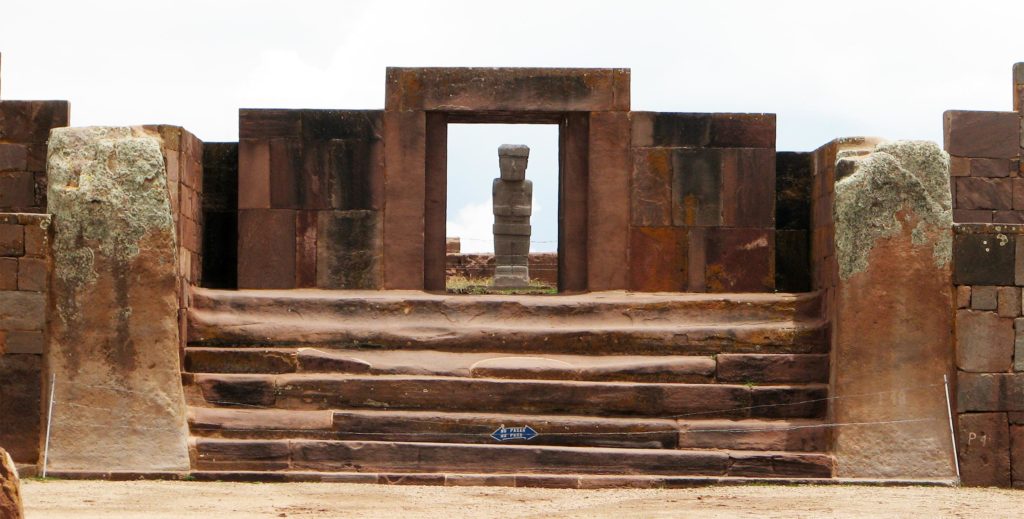 Tiwanaku arkeologiske komplekset (UNESCO). Kalasasaya-tempelet og det sunkne tempelet og monolittfiguren. Foto