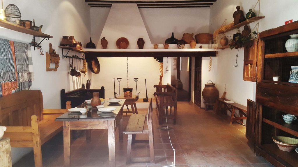 Kjøkkenet i museet "Huset til Dulcinea". El Toboso, La Mancha, Spania. Foto