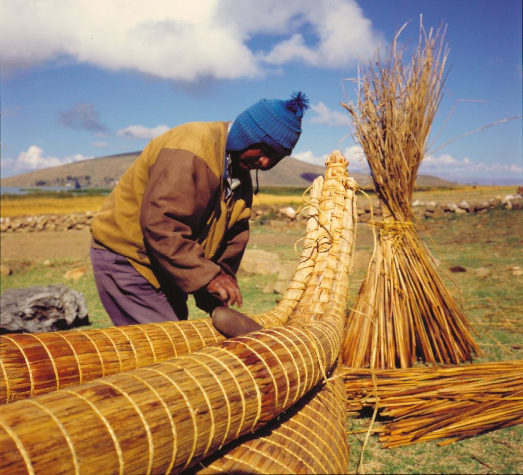 Bolivia. Tilvirkning av tradisjonell sivbåt. Foto