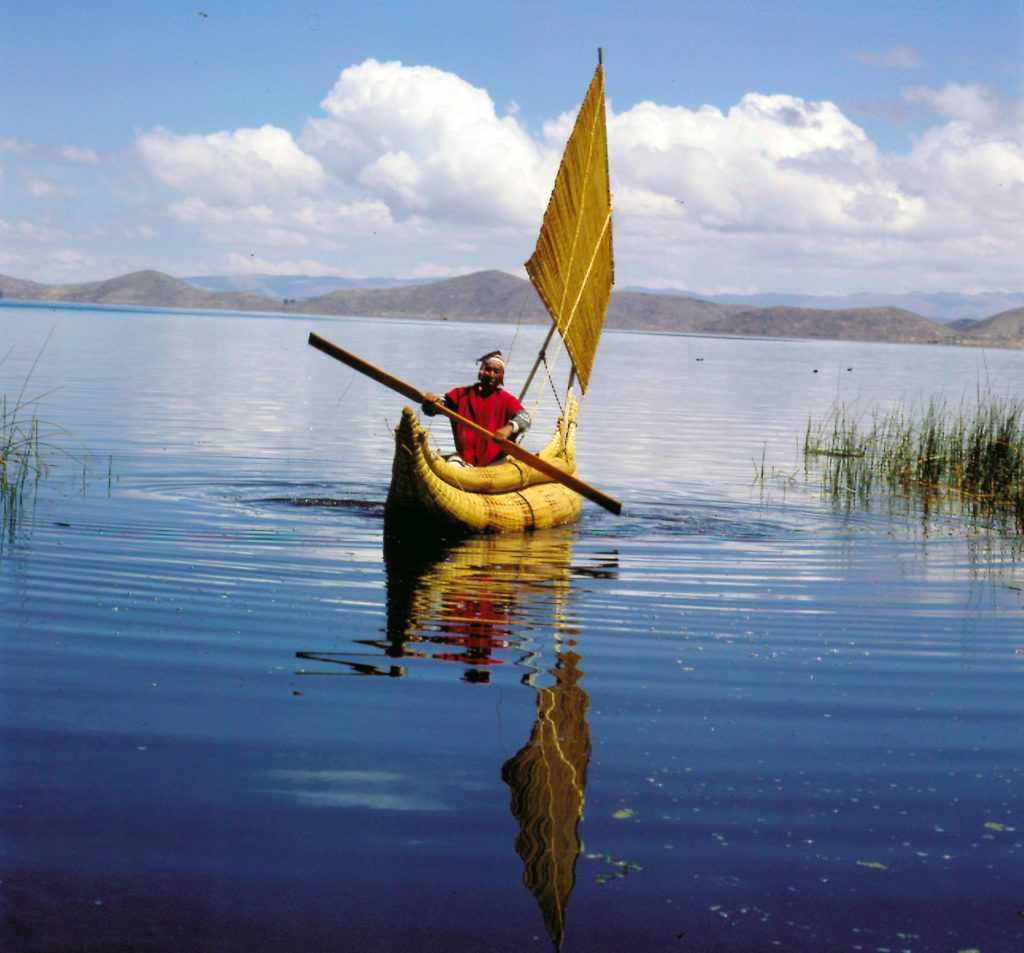 Bolivia. Tradisjonell sivbåt på Titicaca-sjøen. Foto