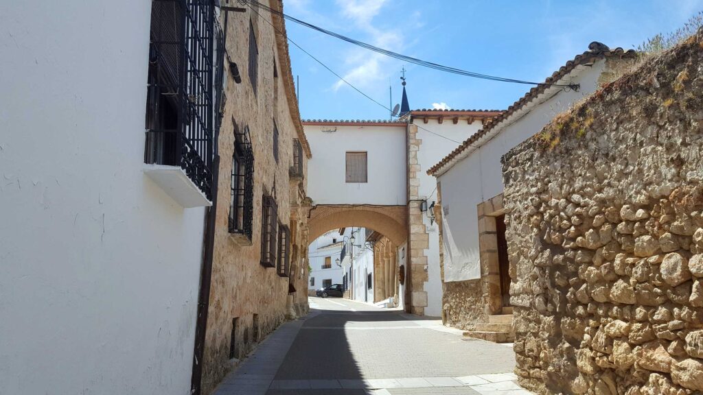 En gate i landsbyen Uclés, La Mancha, Spania. Foto