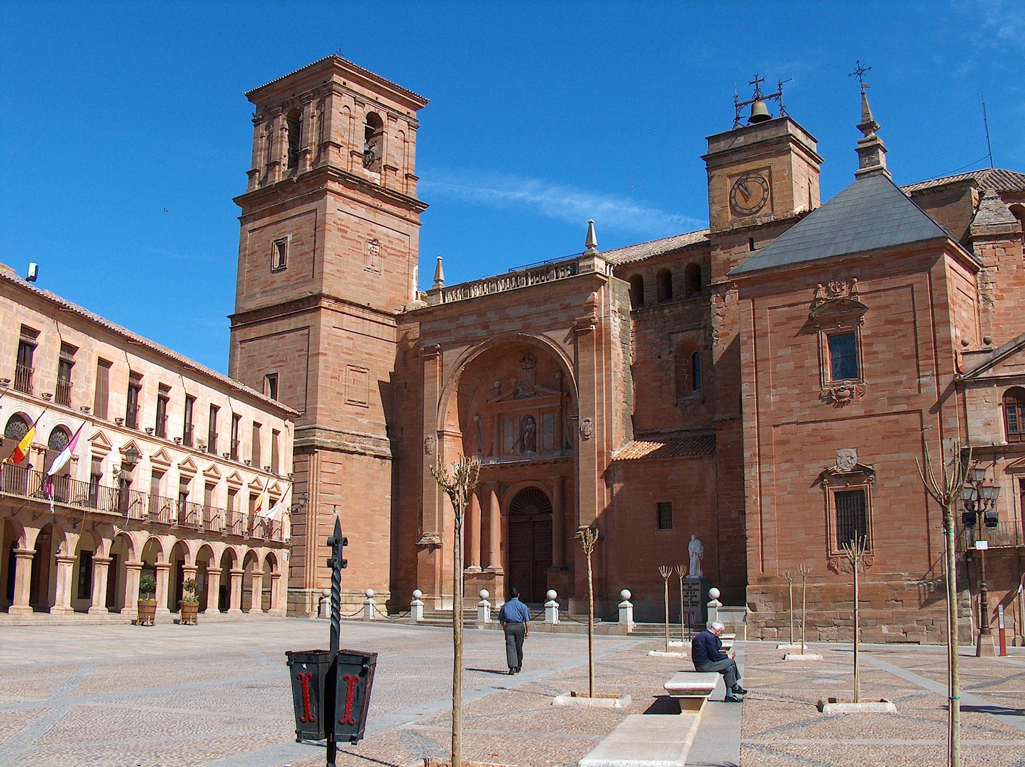 Sentrale plassen i Villanueva de los Infantes, La Mancha, Spania. Kirken og kommunehuset. Foto