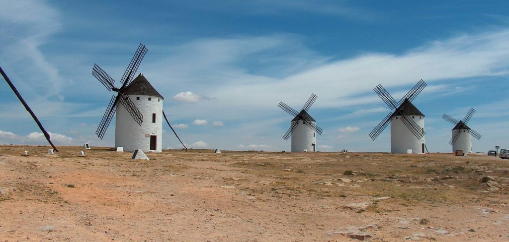 Vindmøller i Campo de Criptala som Don Quijote hadde kjempet imot. La Mancha, Spania. Foto