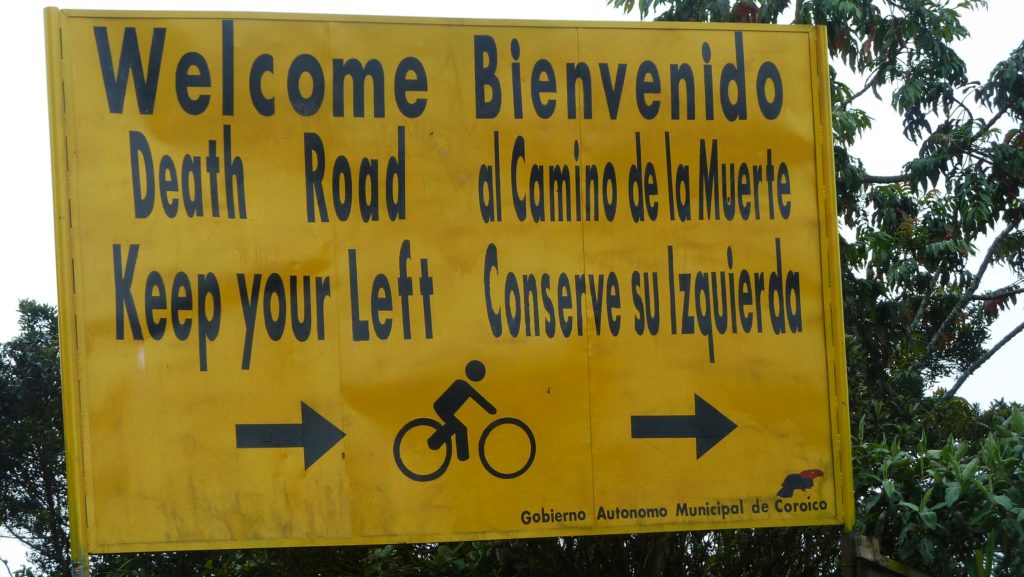 Bolivia, skilt ved avkjøring til den gamle veien fra La Paz til Las Yungas, El Camino de la muerte. Foto