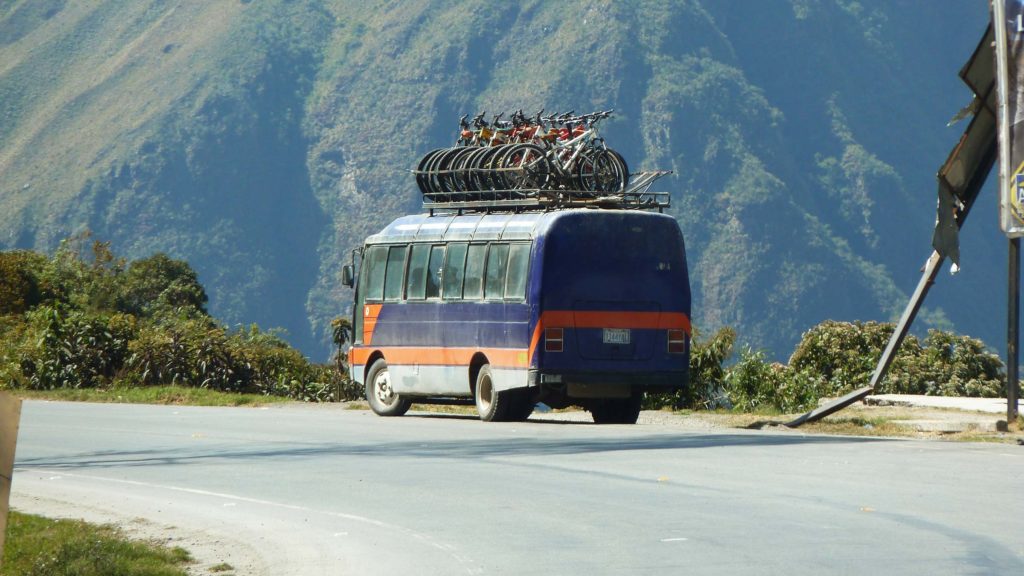 Bolivia. Veien fra La Paz til Las Yungas. Buss med last av sykler på vei til den gamleveien El Camino de la muerte. Foto