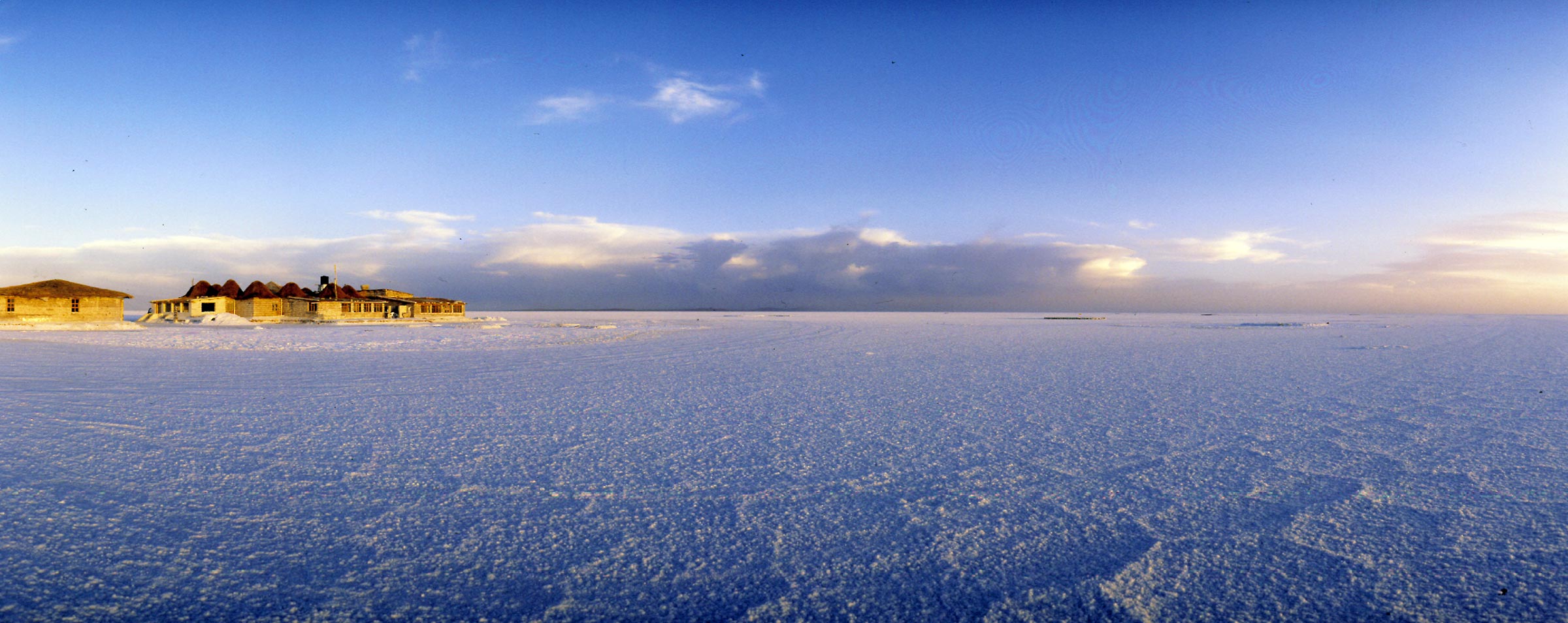 Bolivia. Uyuni saltslette. Panorama med det gamle salthotellet. Foto